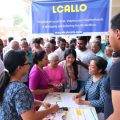Oameni discutând la un eveniment electoral local.